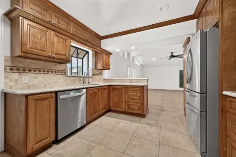 5422 Hummingbird Street Houston TX 77096