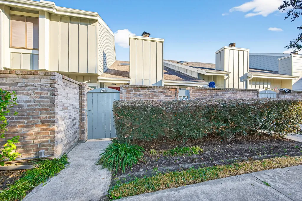 7082 Greenway Chase Street Houston TX 77072