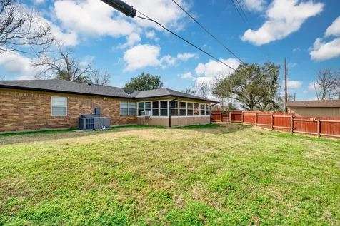 102 W Marietta Street Madisonville TX 77864