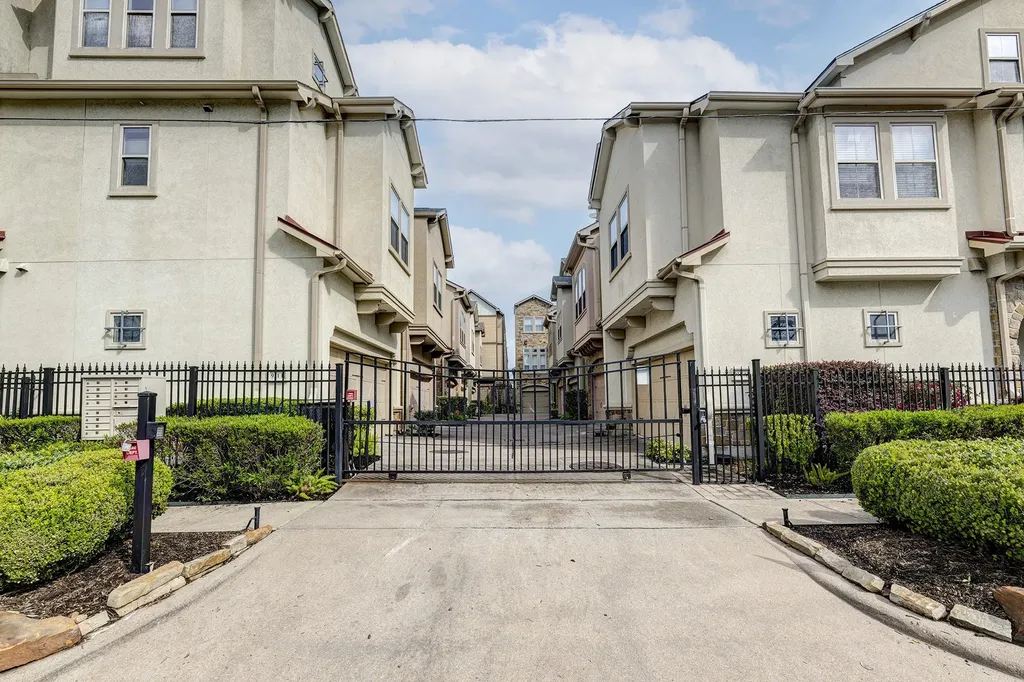 931 W 23rd Street B Houston TX 77008