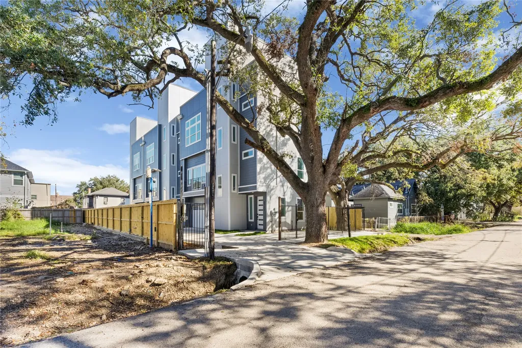 2709 Dennis Street Houston TX 77004