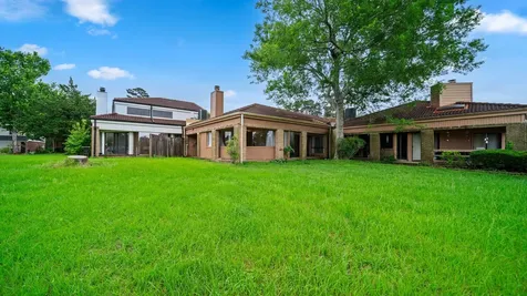 12 Hallmark Drive Panorama Village TX 77304