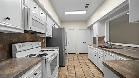 12 Hallmark Drive Panorama Village TX 77304