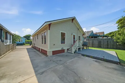 2416 38th Street Galveston TX 77550