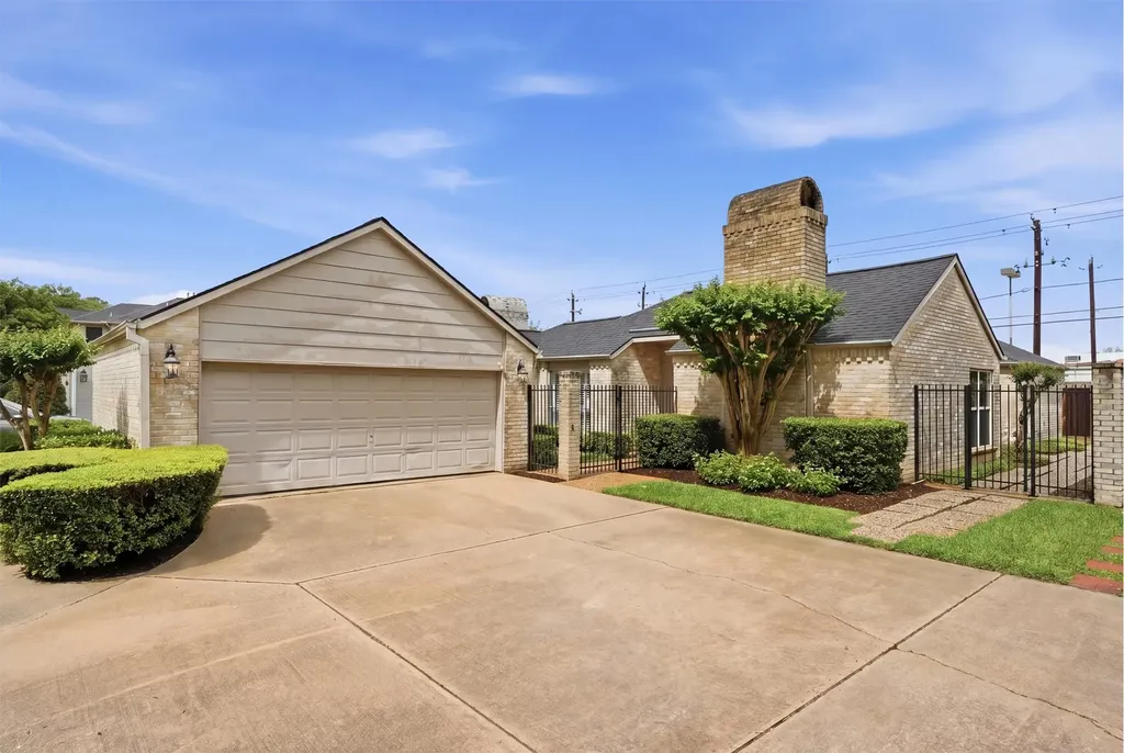 2513 Country Club Boulevard Sugar Land TX 77478