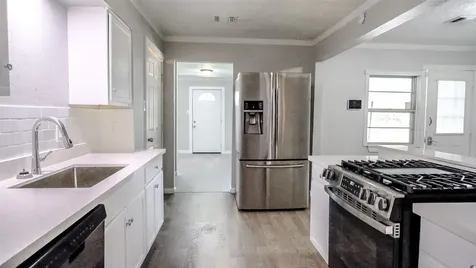2004 W Gulf Street W Baytown TX 77520