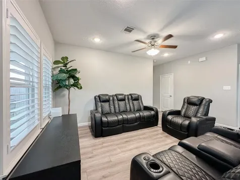 727 Road 5105 Cleveland TX 77327