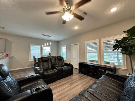 727 Road 5105 Cleveland TX 77327