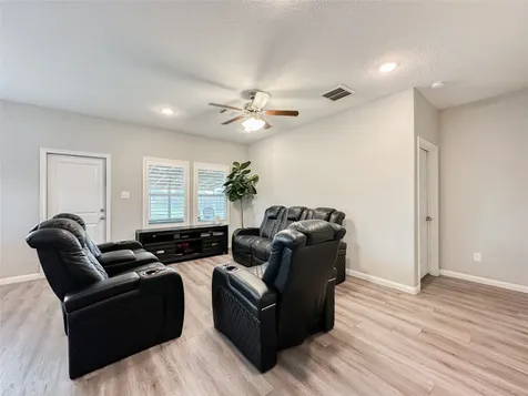 727 Road 5105 Cleveland TX 77327