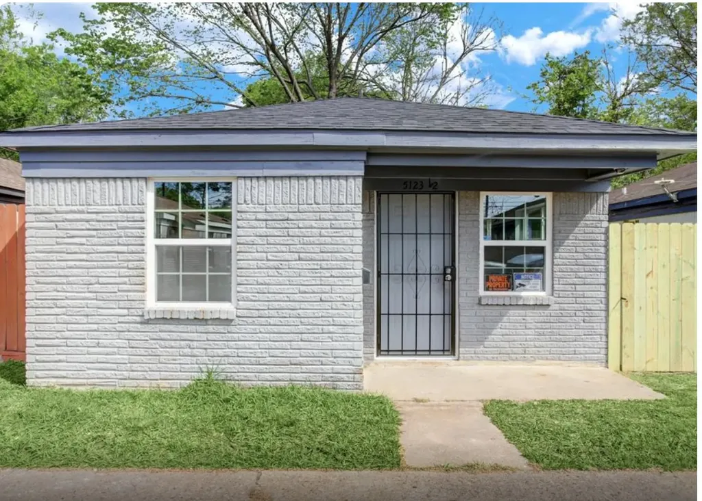 5123 Peachtree Street 1/2 Houston TX 77016