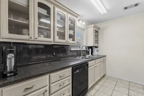 2714 Hughann Street Port Neches TX 77651