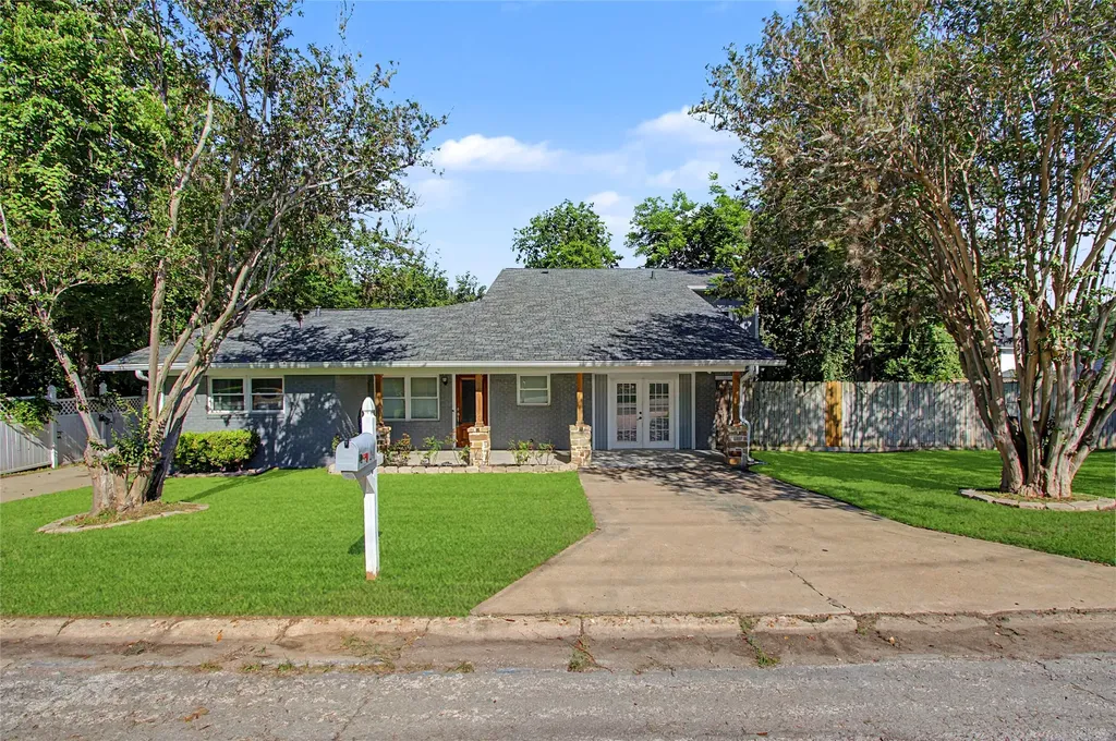 241 S Masonic Street Bellville TX 77418