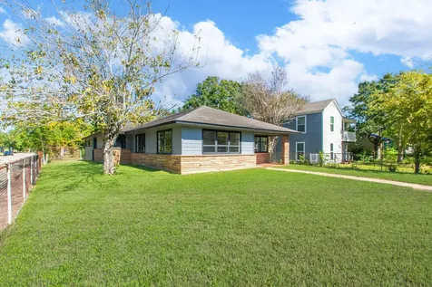 1230 W 4th Street Freeport TX 77541