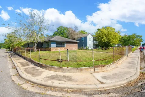 1230 W 4th Street Freeport TX 77541