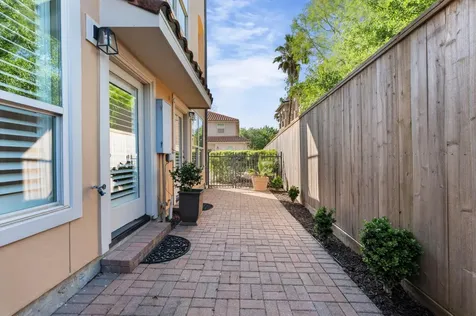 18 Laurelwood Drive Houston TX 77058