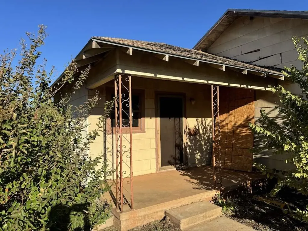 105 E Washington Avenue Electra TX 76360