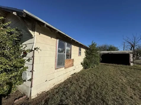 105 E Washington Avenue Electra TX 76360