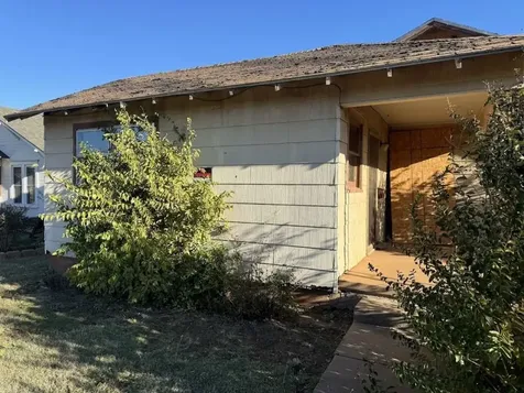 105 E Washington Avenue Electra TX 76360