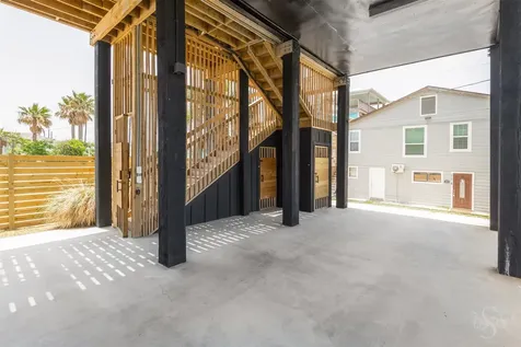 2906 Avenue R 1/2 Galveston TX 77550