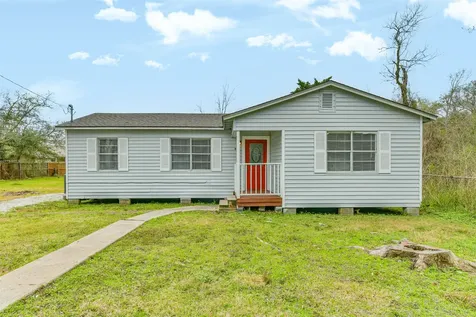 821 Robertson Street Clute TX 77531
