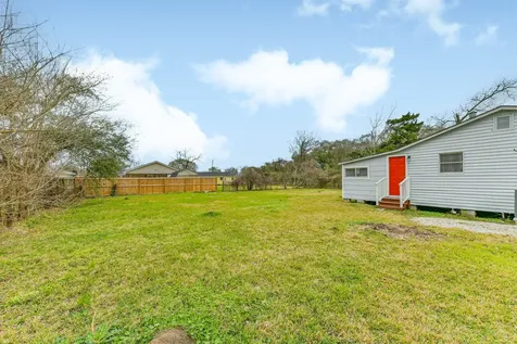 821 Robertson Street Clute TX 77531