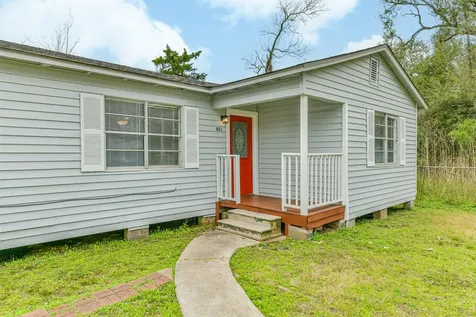 821 Robertson Street Clute TX 77531