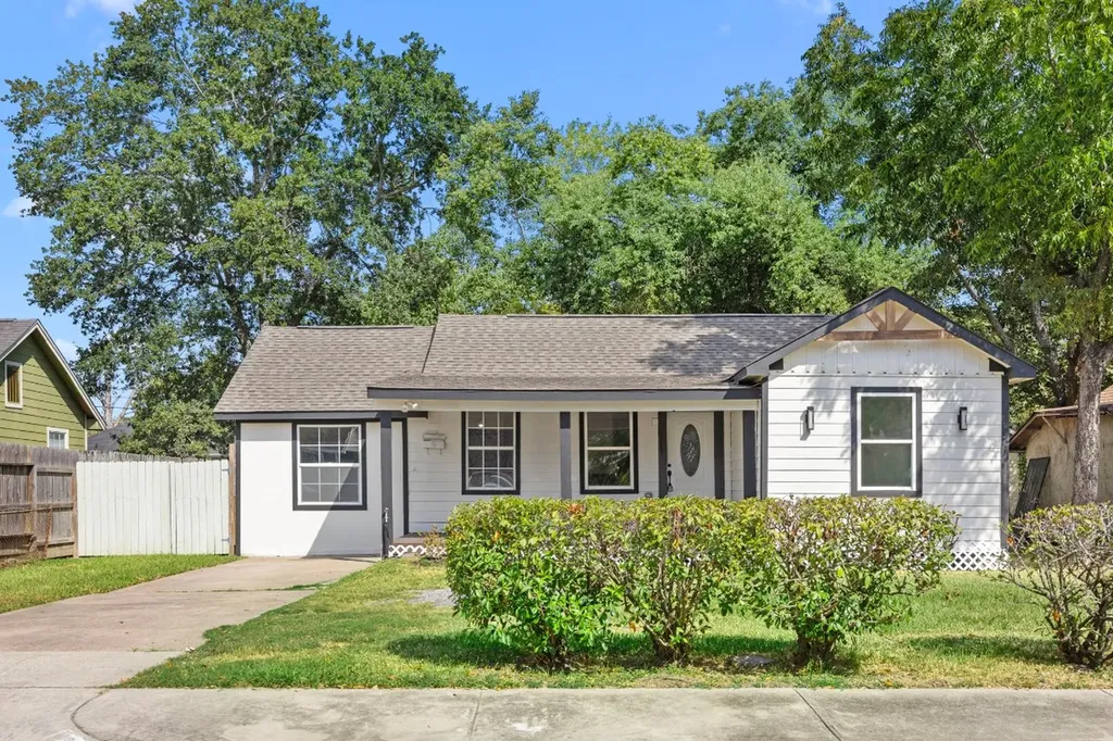 905 Elm Avenue Pasadena TX 77506