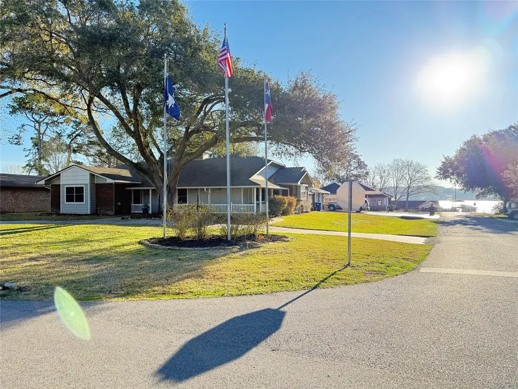9818 Twin Shores Drive Willis TX 77318