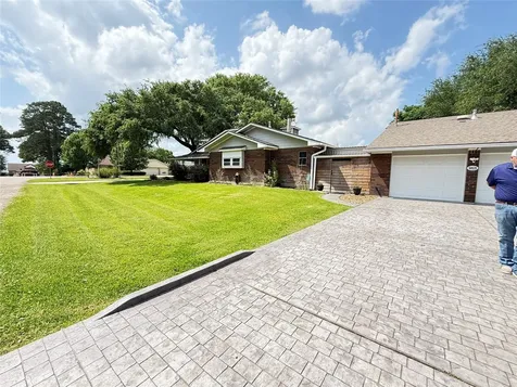 9818 Twin Shores Drive Willis TX 77318