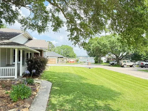 9818 Twin Shores Drive Willis TX 77318