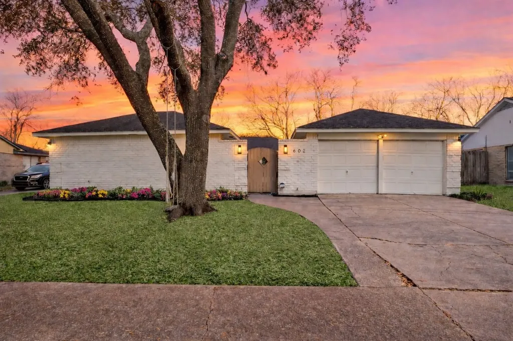 602 W Castle Harbour Drive Friendswood TX 77546