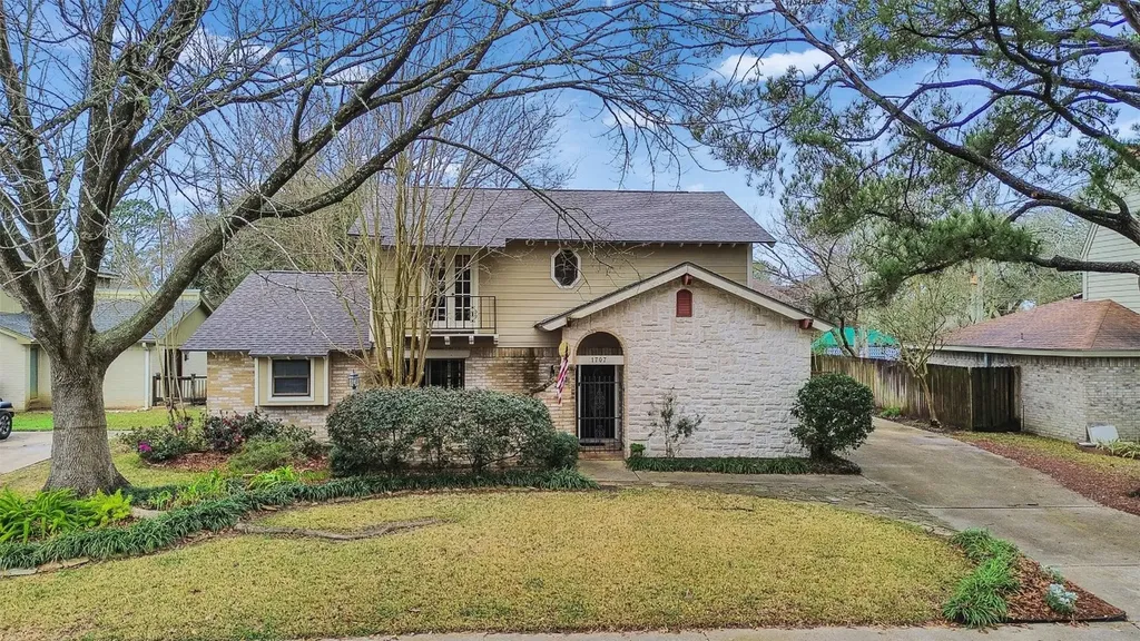 1707 W Hedgecroft Drive El Lago TX 77586