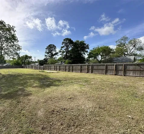 201 S 5th Street Highlands TX 77562