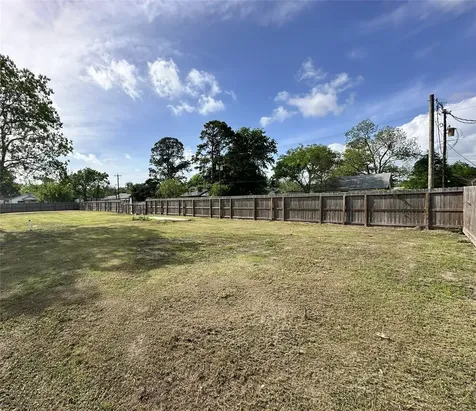 201 S 5th Street Highlands TX 77562
