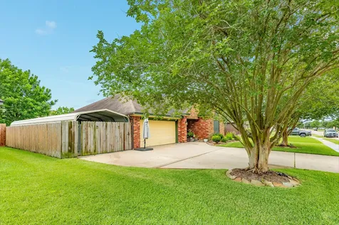 203 Washington Avenue Clute TX 77531