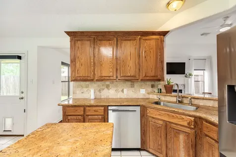 203 Washington Avenue Clute TX 77531