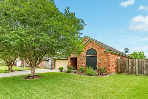 203 Washington Avenue Clute TX 77531