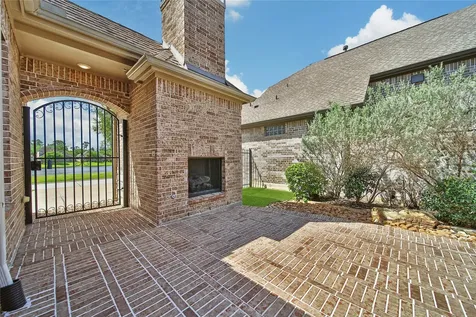 15 S Lochwood Way Tomball TX 77375
