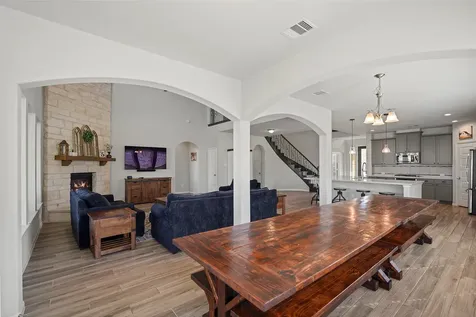 11723 Oakwood Drive Mont Belvieu TX 77535