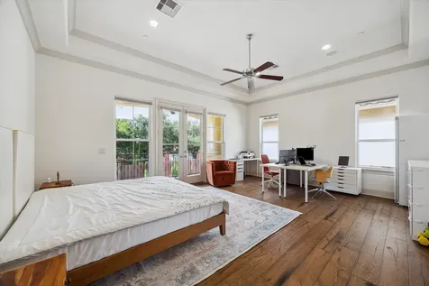 86 S Creekside Court Houston TX 77055