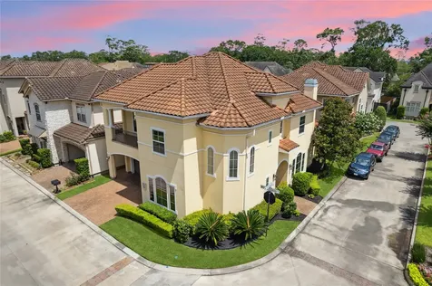 86 S Creekside Court Houston TX 77055