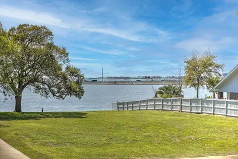 1618 Bayou Shore Drive Galveston TX 77551
