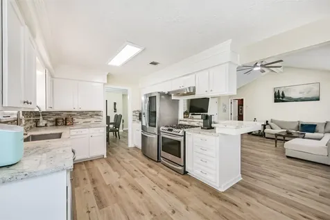 2011 N Palm Court Pasadena TX 77502