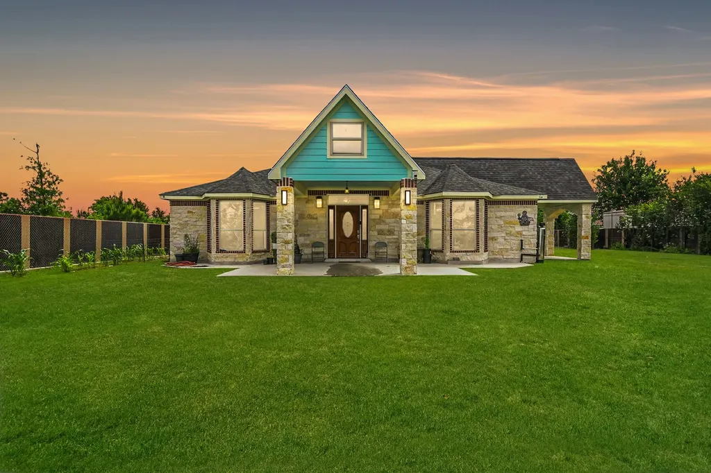 1664 Road 5601 Cleveland TX 77327