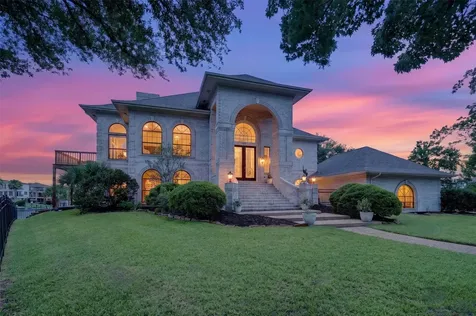 107 Twin Oaks Way Kemah TX 77565