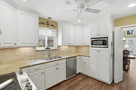 611 Forest Lake Drive Seabrook TX 77586
