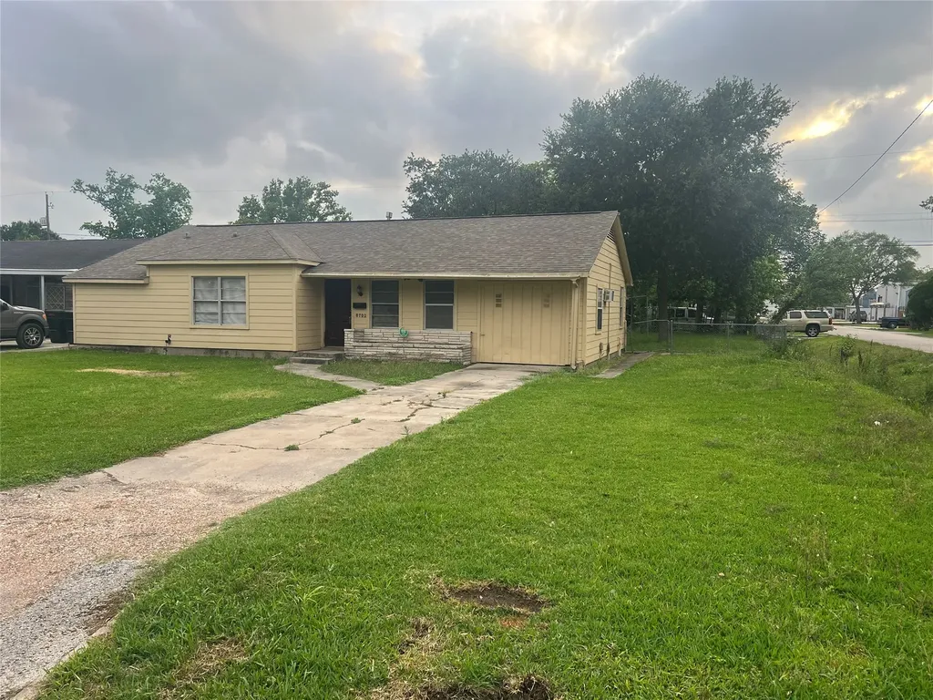 8702 Tewantin Drive Houston TX 77061