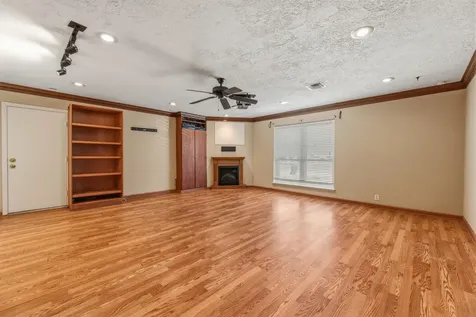 5211 Court Road Houston TX 77053