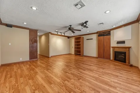 5211 Court Road Houston TX 77053
