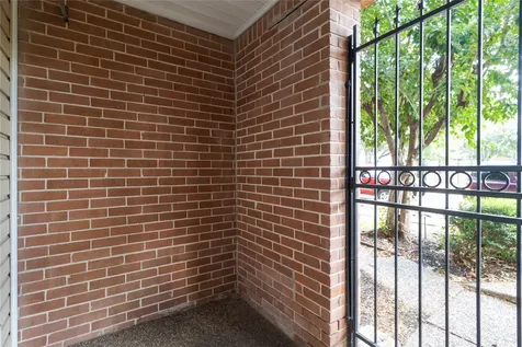 1404 Walnut Bend Lane 23 Houston TX 77042